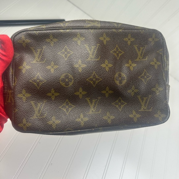 Louis Vuitton Trousse 23 Unisex 
Brown Monogram Canvas Cosmetic Bag - Picture 5 of 12